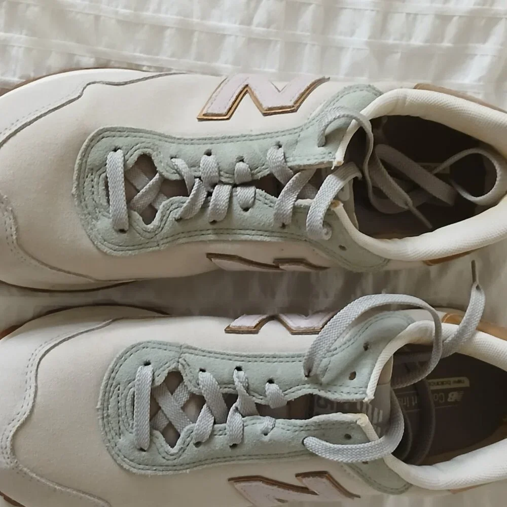 New Balance 574 Women's sneakers size 11 lavender color. like new 1 minor scuff - Picture 3 of 5
